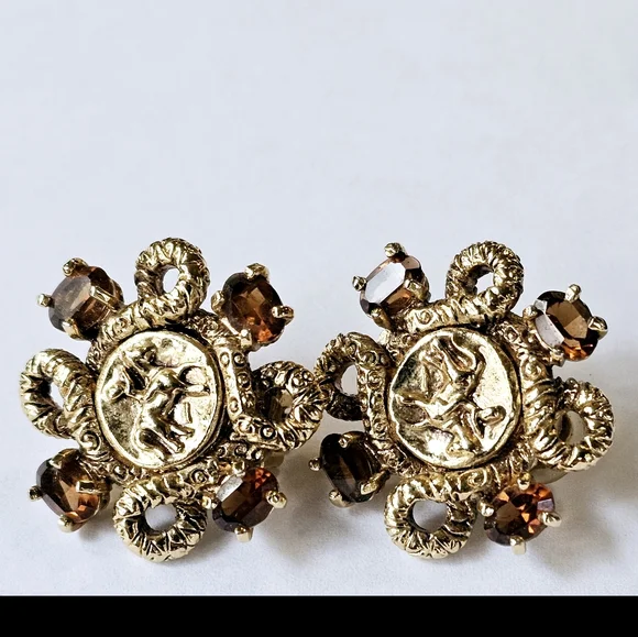 RARE Vintage Designer St John Intaglio Collection Clip- On Earrings! 🔥 - Picture 2 of 7